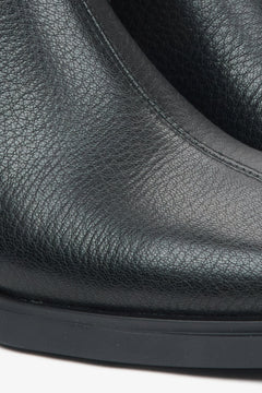 Schwarze Damen-Lederstiefeletten – Nahaufnahme der Lederstruktur.