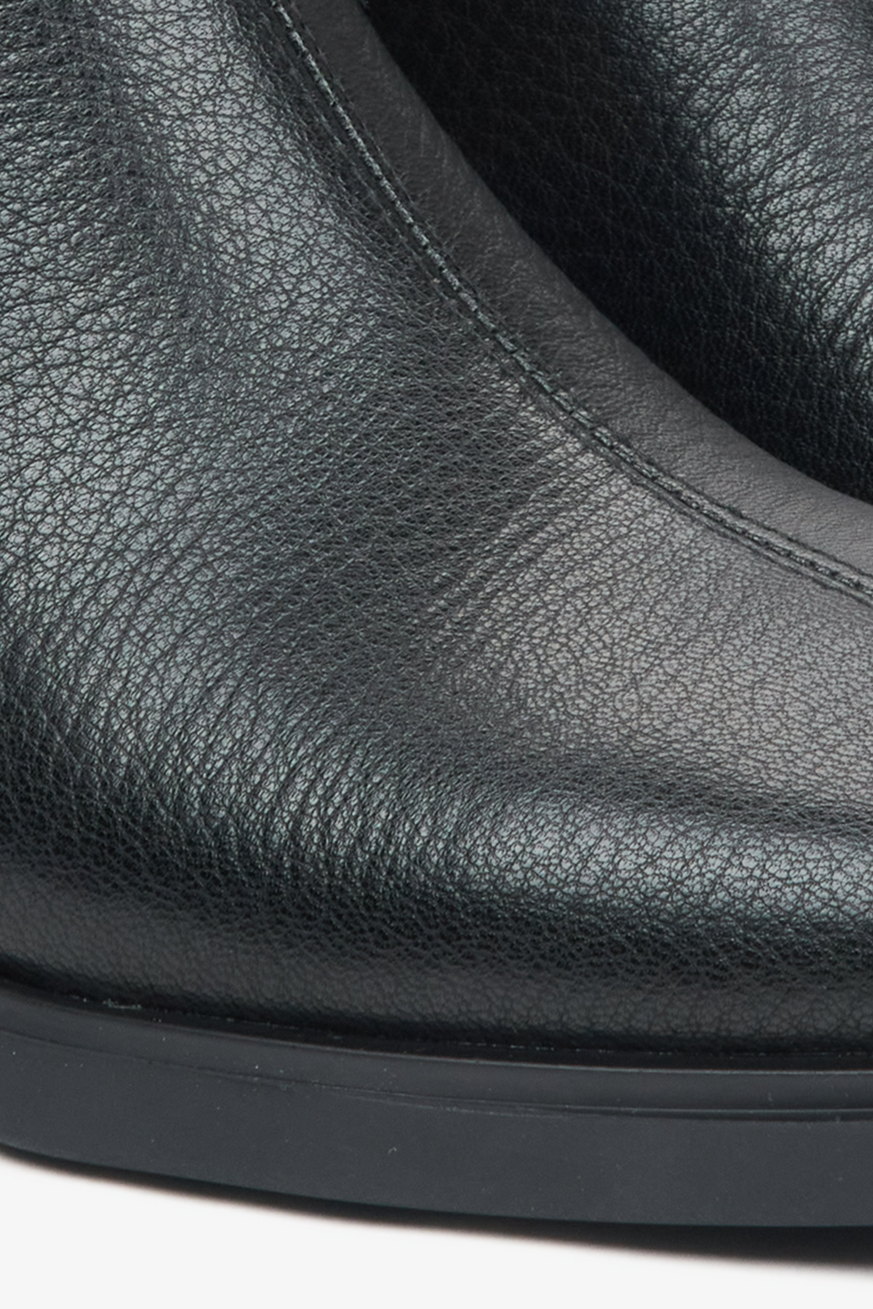 Schwarze Damen-Lederstiefeletten – Nahaufnahme der Lederstruktur.