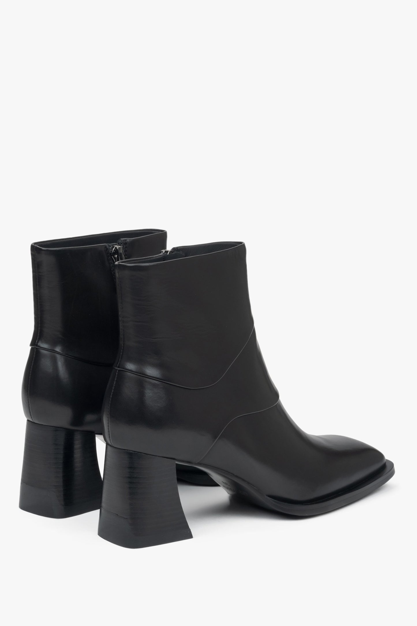 Klassische Damen-Stiefeletten aus schwarzem Naturleder mit bequemem Blockabsatz von Estro – Nahaufnahme des Absatzes und der Seitenlinie der Schuhe.