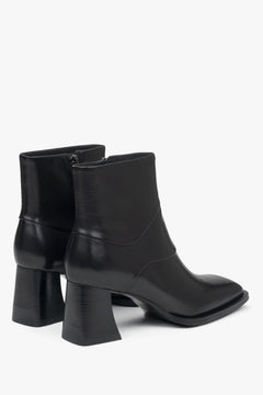 Klassische Damen-Stiefeletten aus schwarzem Naturleder mit bequemem Blockabsatz von Estro – Nahaufnahme des Absatzes und der Seitenlinie der Schuhe.