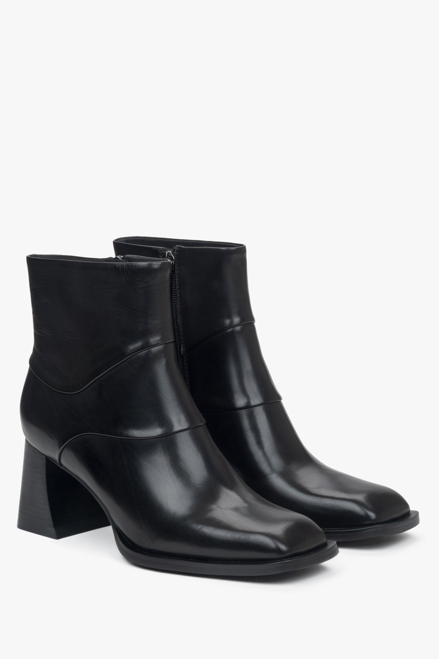 Damen-Stiefeletten von Estro aus schwarzem Naturleder mit stabilem Blockabsatz – Nahaufnahme der Schuhspitze und der Seitenlinie.