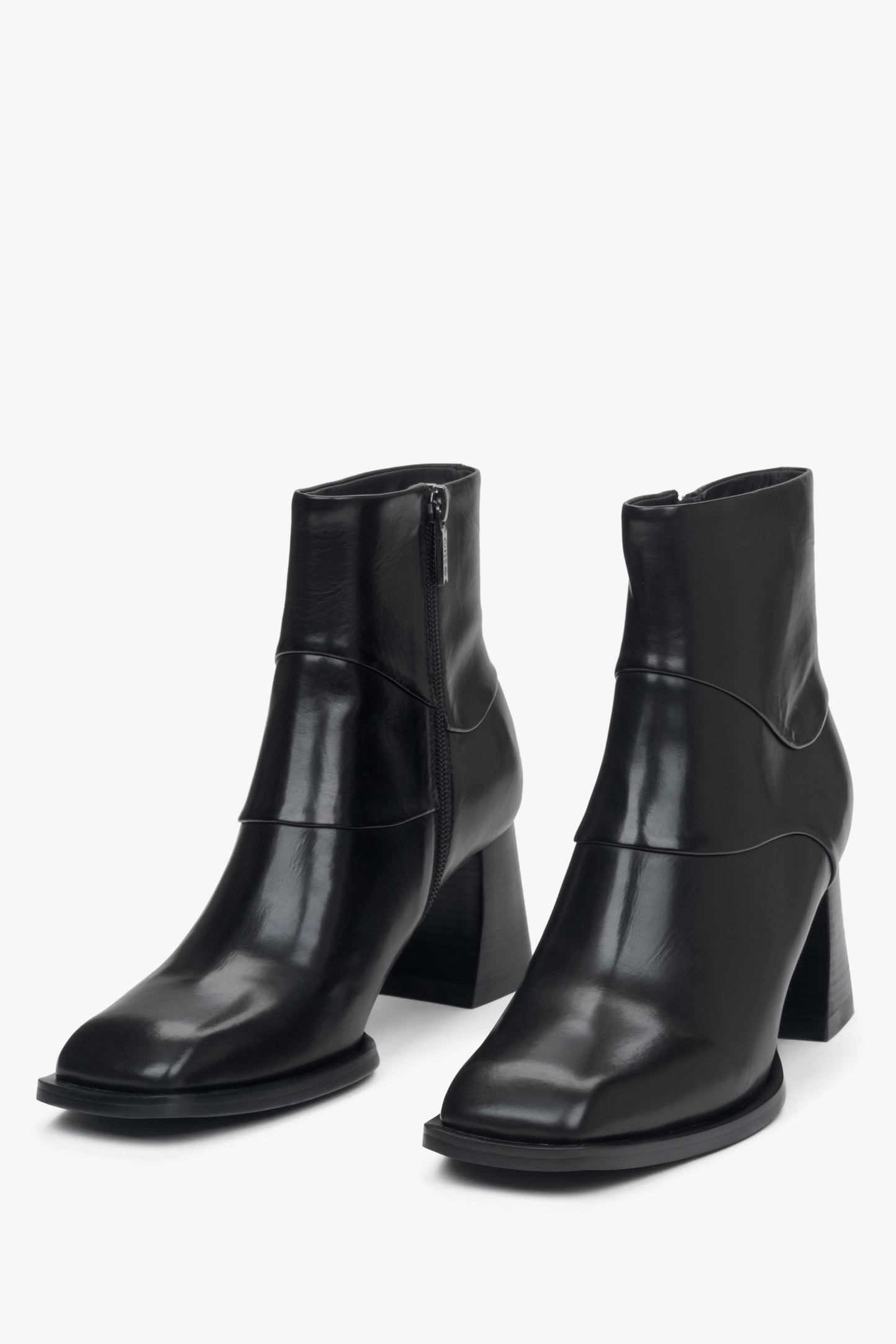 Elegante Damen-Stiefeletten aus schwarzem Naturleder mit stabilem Blockabsatz von Estro – Vorderansicht des Modells.