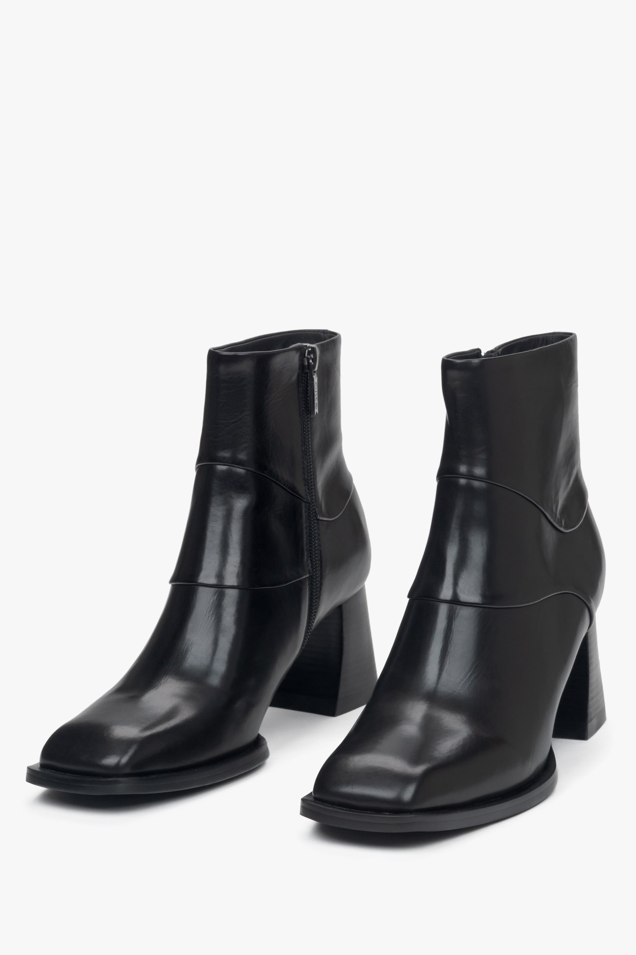Elegante Damen-Stiefeletten aus schwarzem Naturleder mit stabilem Blockabsatz von Estro – Vorderansicht des Modells.