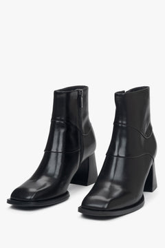 Elegante Damen-Stiefeletten aus schwarzem Naturleder mit stabilem Blockabsatz von Estro – Vorderansicht des Modells.
