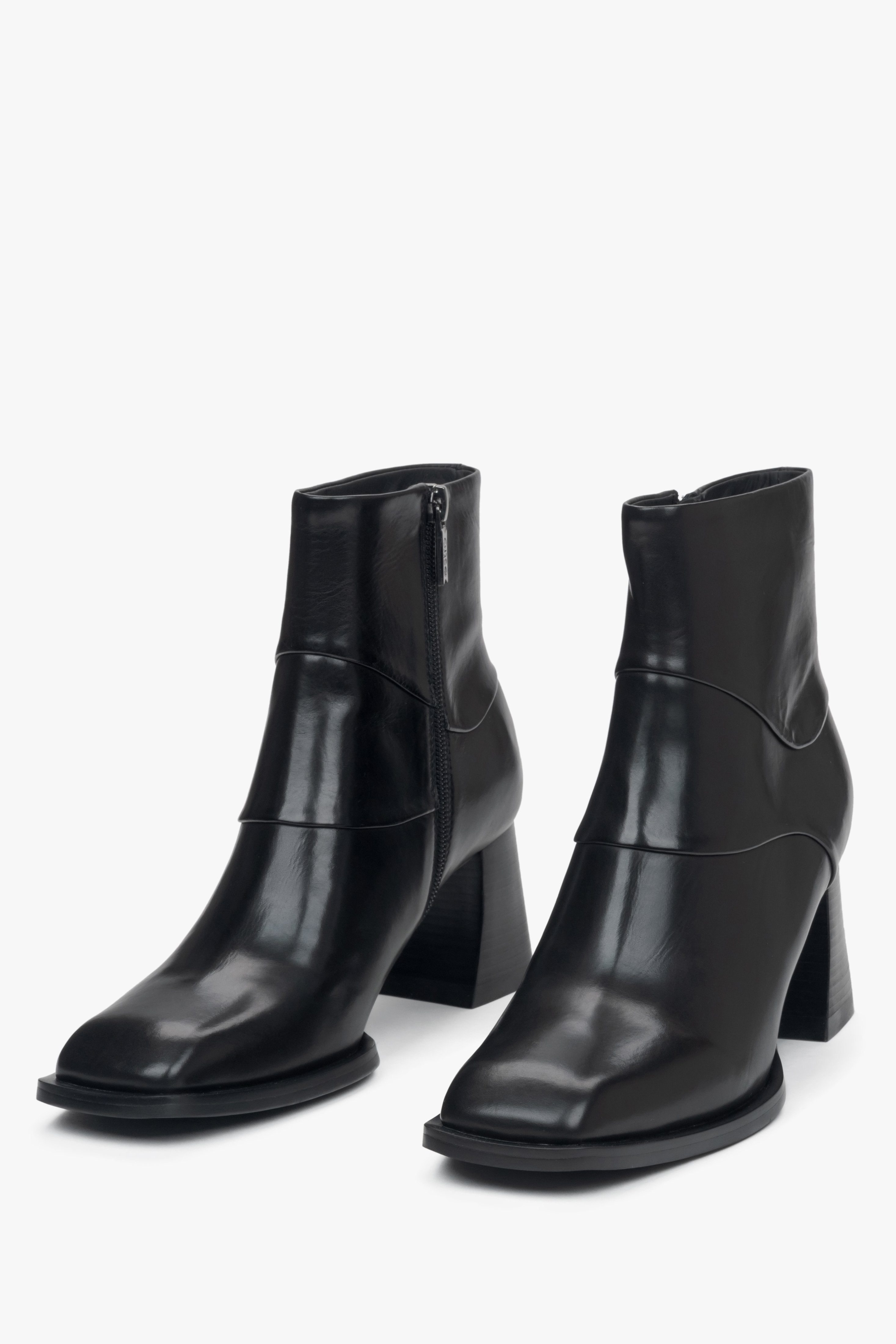 Elegante Damen-Stiefeletten aus schwarzem Naturleder mit stabilem Blockabsatz von Estro – Vorderansicht des Modells.