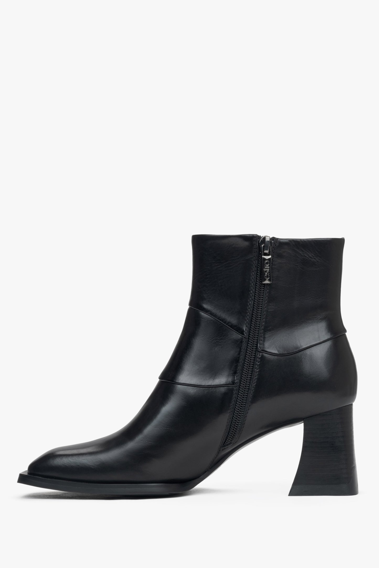 Damen-Stiefeletten mit stabilem Blockabsatz aus schwarzem Naturleder von Estro – Seitenansicht des Schuhs.