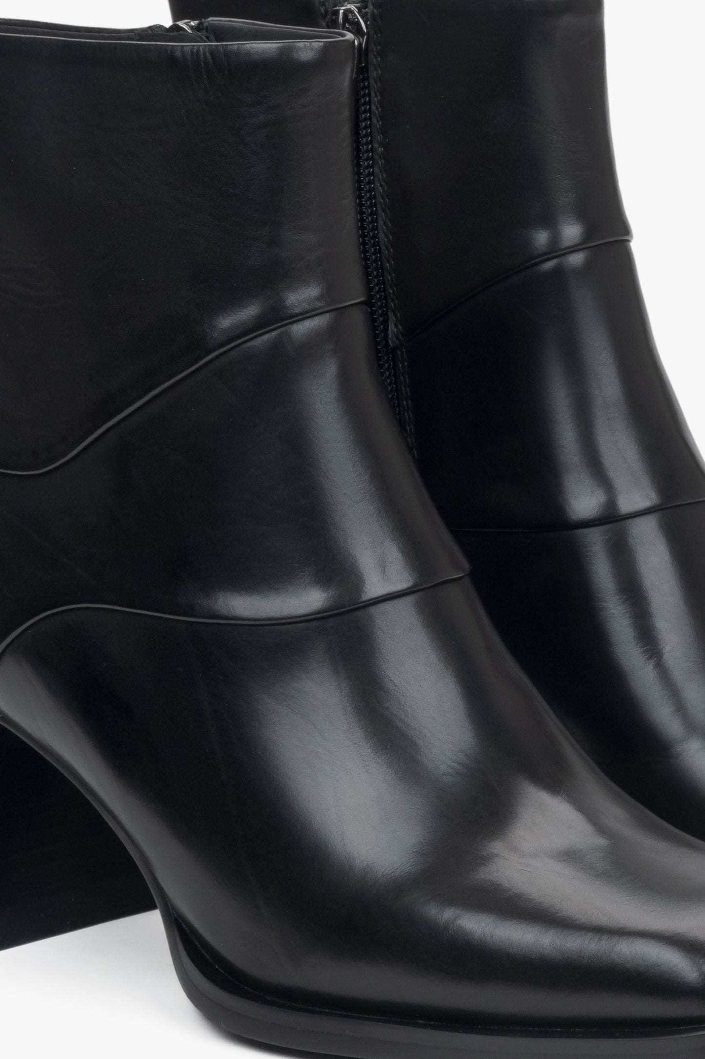Schwarze Damen-Stiefeletten aus Naturleder mit stabilem und elegantem Blockabsatz von Estro – Details.