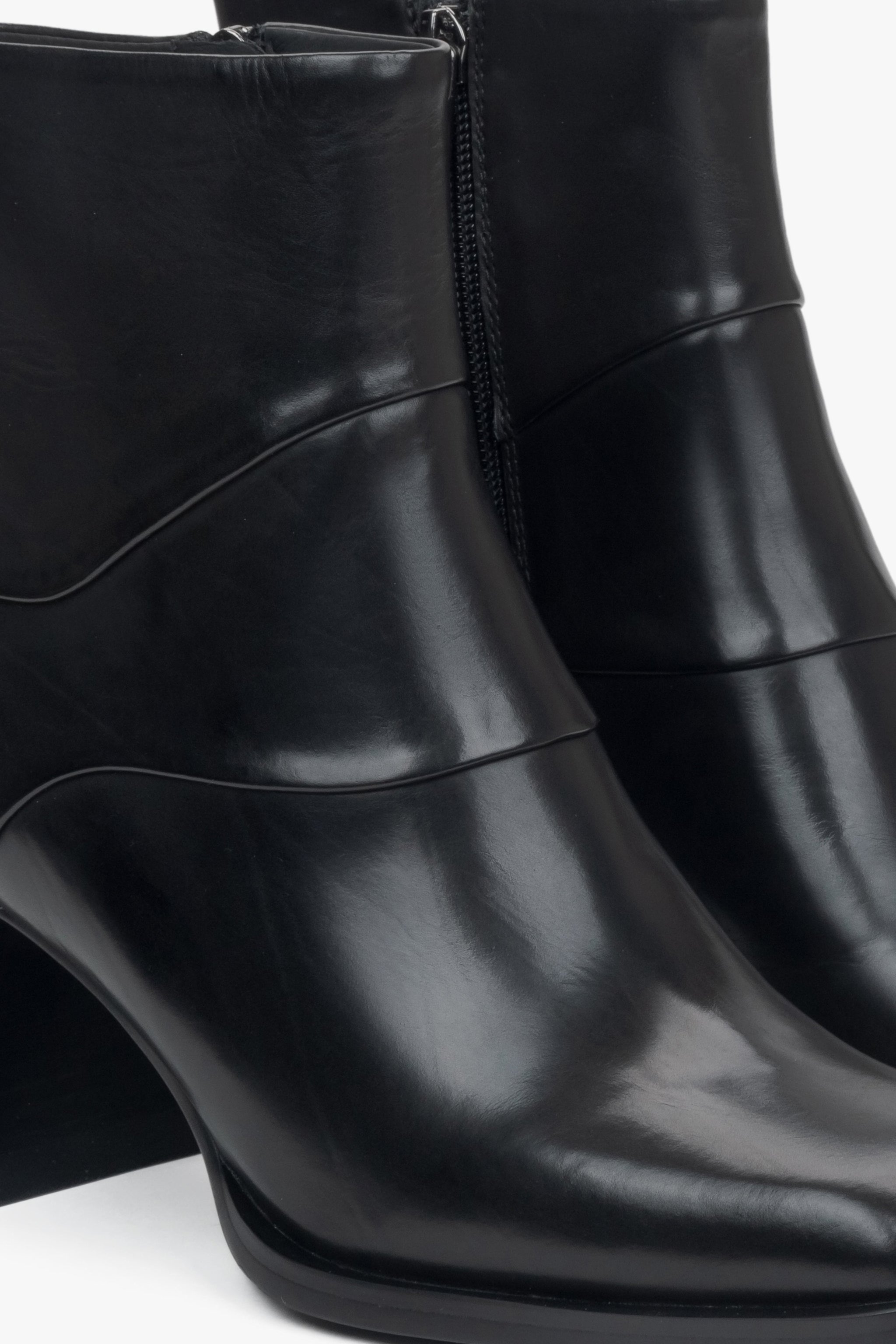 Schwarze Damen-Stiefeletten aus Naturleder mit stabilem und elegantem Blockabsatz von Estro – Details.
