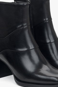 Schwarze Damen-Stiefeletten aus Naturleder mit stabilem und elegantem Blockabsatz von Estro – Details.
