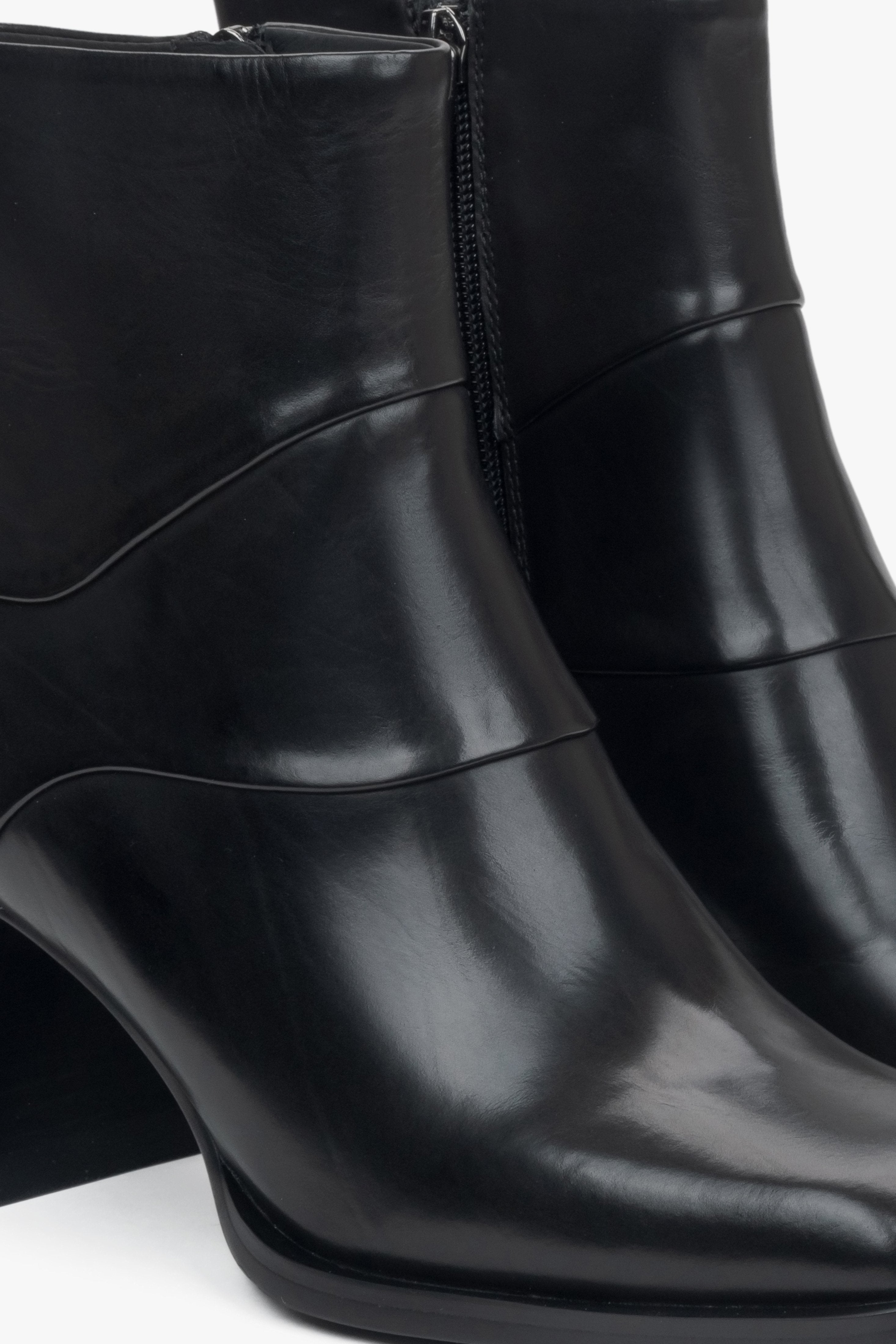 Schwarze Damen-Stiefeletten aus Naturleder mit stabilem und elegantem Blockabsatz von Estro – Details.