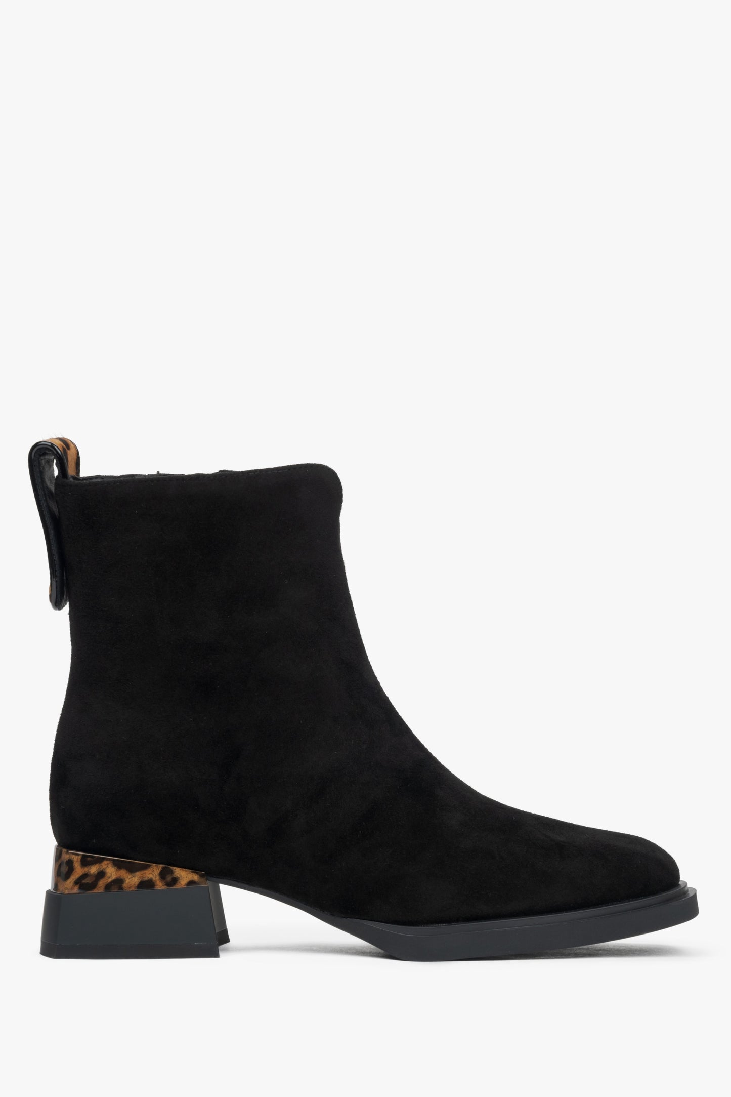 Schwarze Damen-Stiefelette aus Velours mit elegantem Leoparden-Akzent Estro ER00115957.