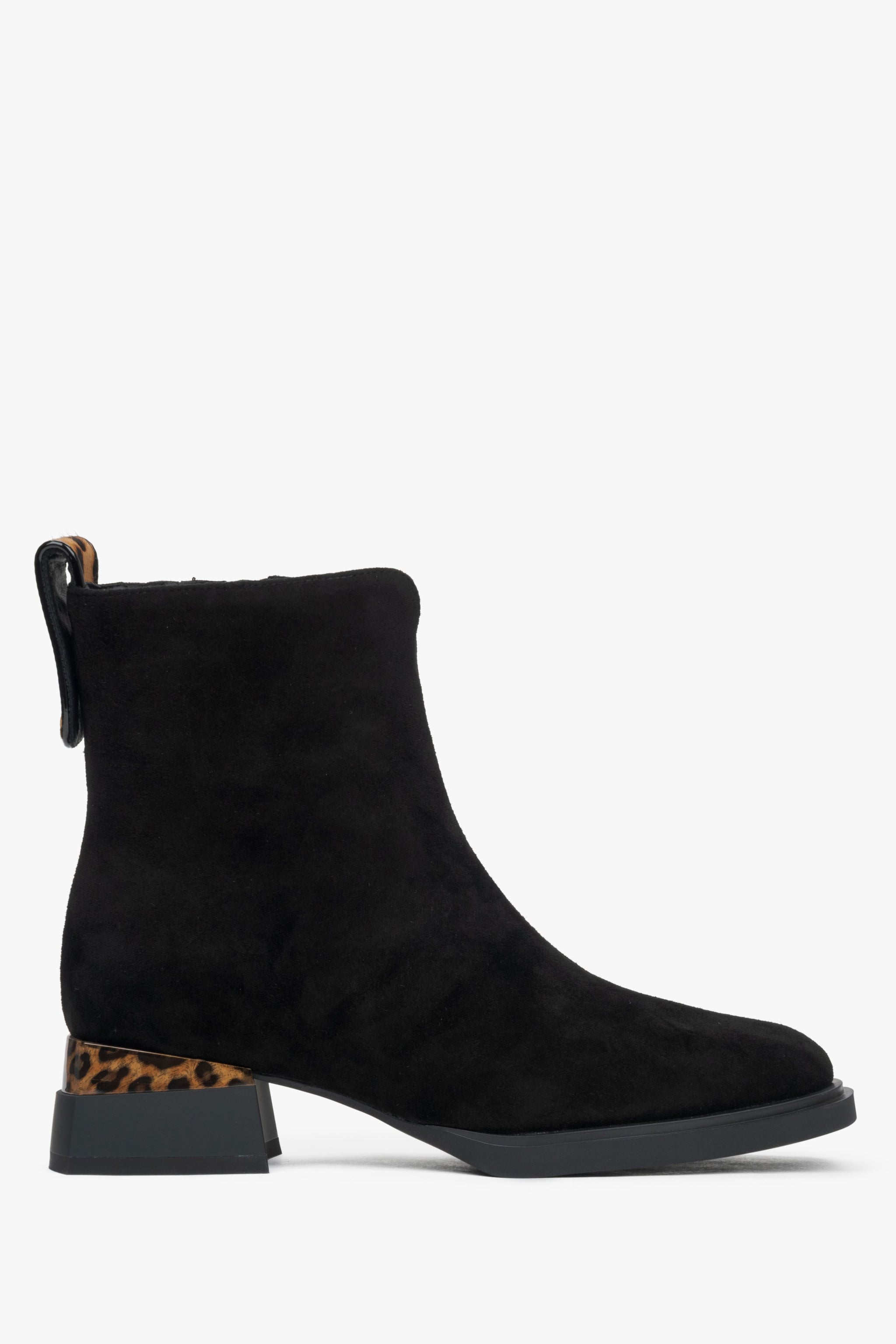 Schwarze Damen-Stiefelette aus Velours mit elegantem Leoparden-Akzent Estro ER00115957.