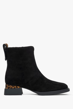 Schwarze Damen-Stiefelette aus Velours mit elegantem Leoparden-Akzent Estro ER00115957.