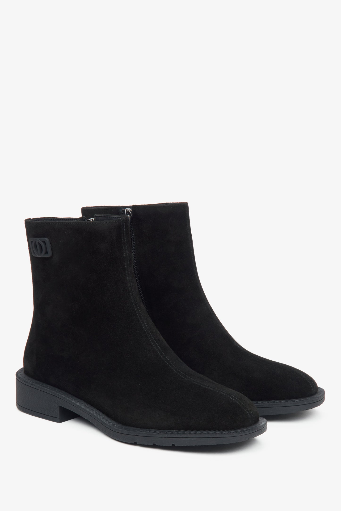 Schwarze Damen-Stiefeletten aus echtem Velours mit leichter Isolierung von Estro – Nahaufnahme der Schuhspitze und der Seitenlinie.