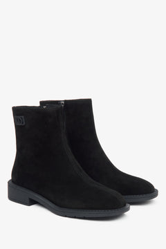 Schwarze Damen-Stiefeletten aus echtem Velours mit leichter Isolierung von Estro – Nahaufnahme der Schuhspitze und der Seitenlinie.