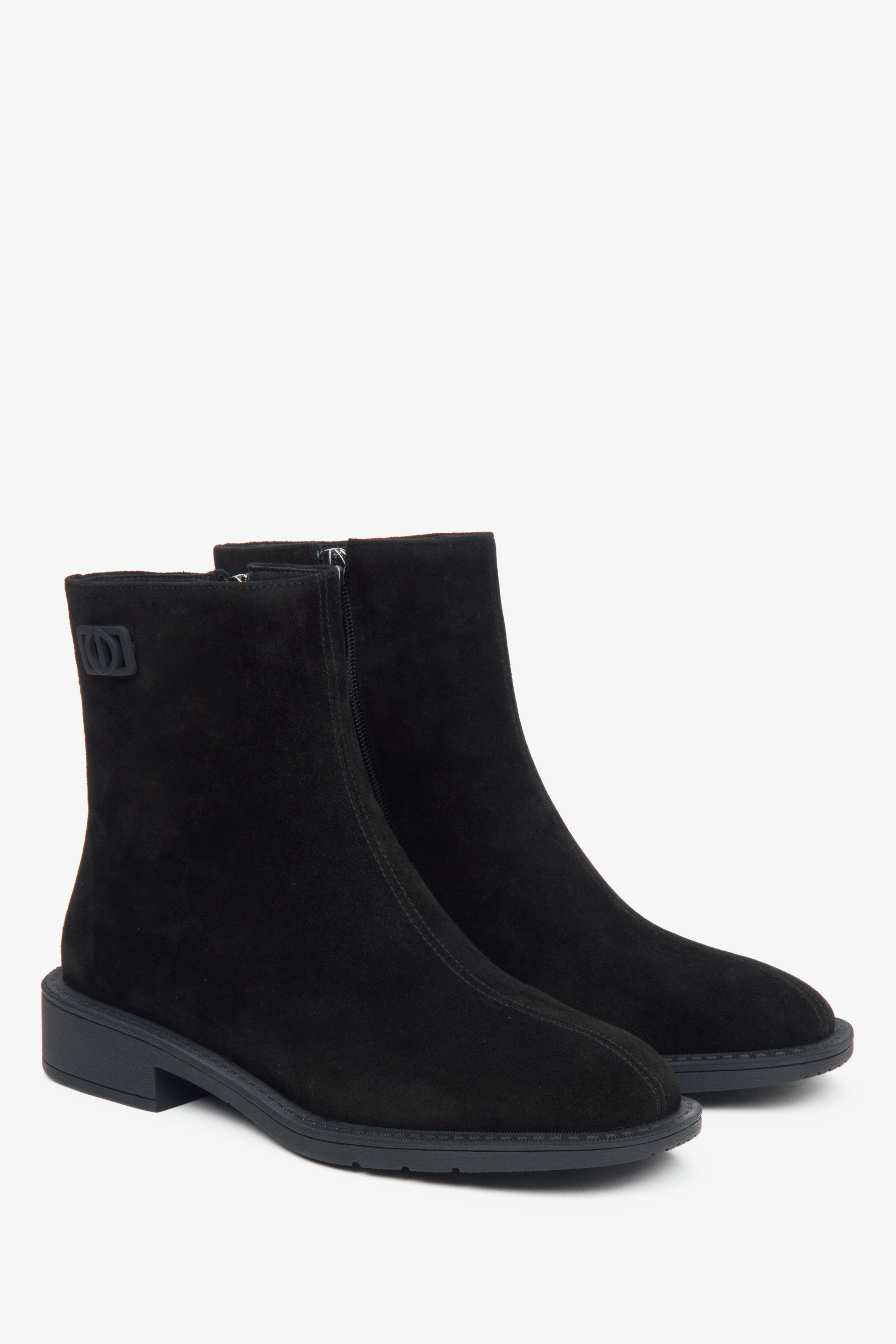 Schwarze Damen-Stiefeletten aus echtem Velours mit leichter Isolierung von Estro – Nahaufnahme der Schuhspitze und der Seitenlinie.