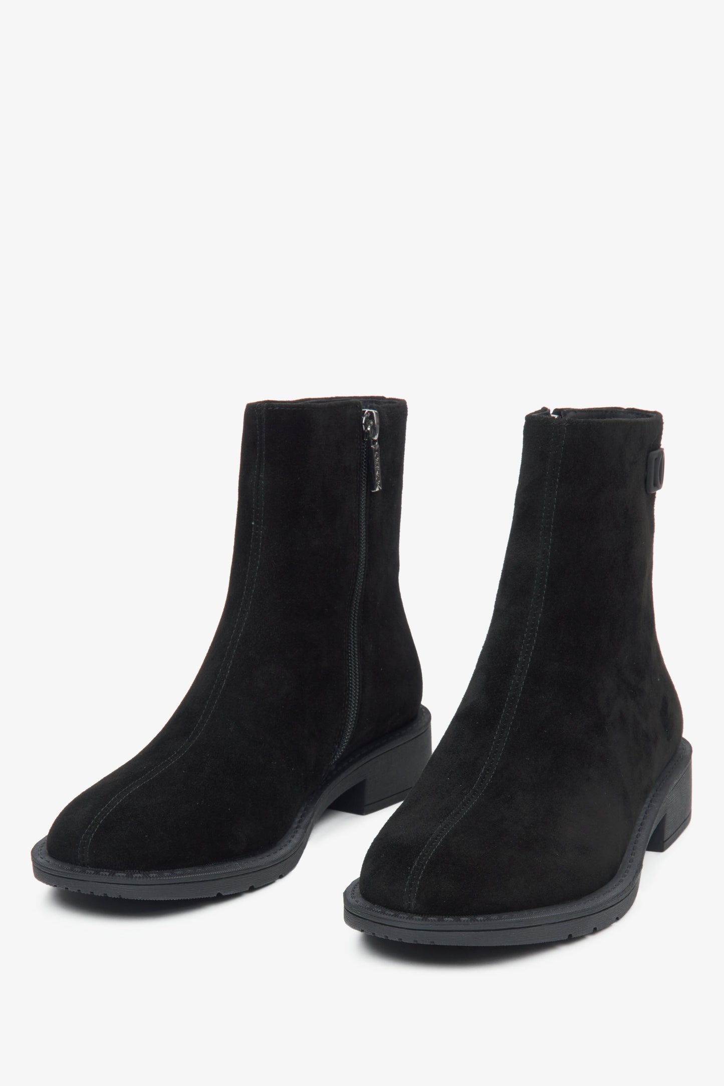 Schwarze Damen-Stiefeletten mit leichter Isolierung aus echtem Velours von Estro – Vorderansicht des Modells.