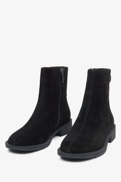 Schwarze Damen-Stiefeletten mit leichter Isolierung aus echtem Velours von Estro – Vorderansicht des Modells.