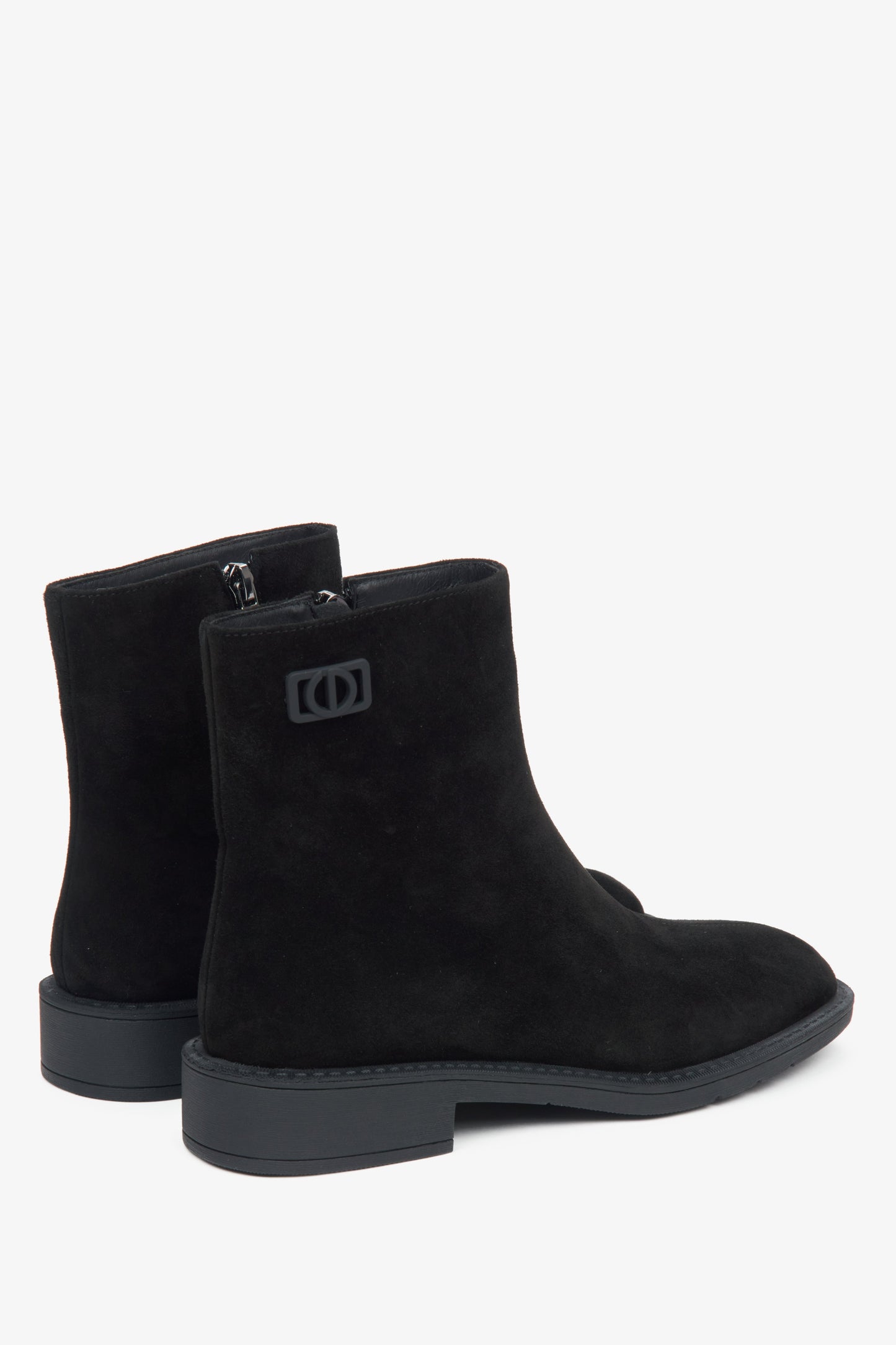 Schwarze Damen-Stiefeletten aus echtem Velours mit leichter Isolierung von Estro – Nahaufnahme der Seitenlinie und des Absatzes.