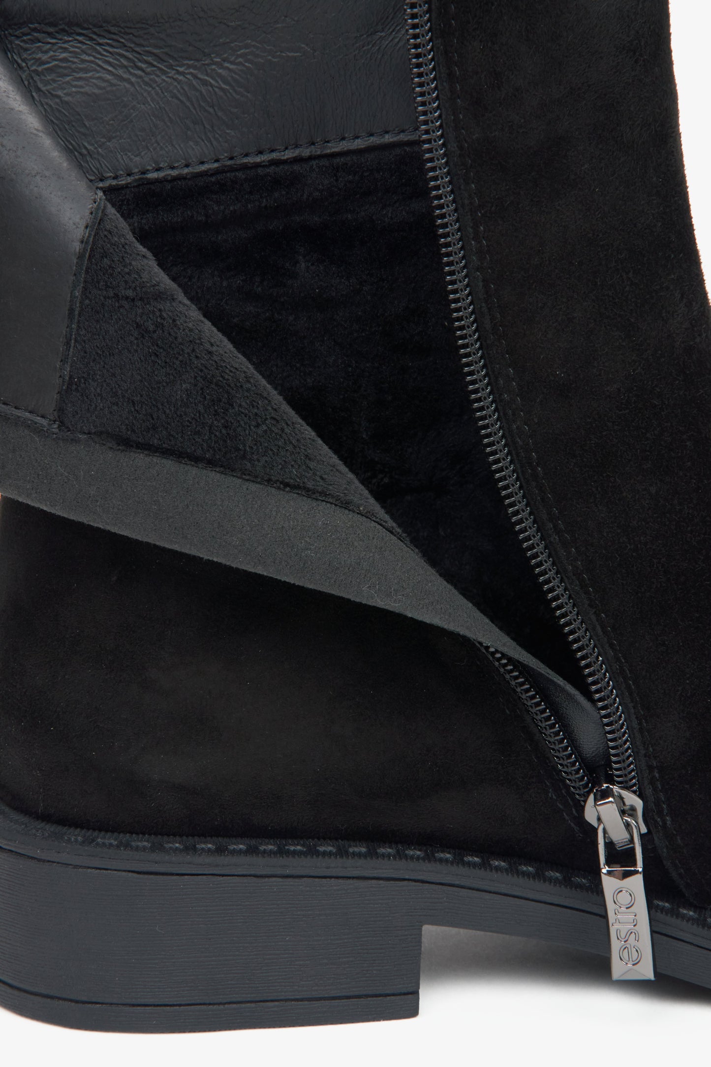 Damen-Stiefeletten in Schwarz aus echtem Velours mit leichter Isolierung von Estro – Nahaufnahme des Innenraums des Modells.