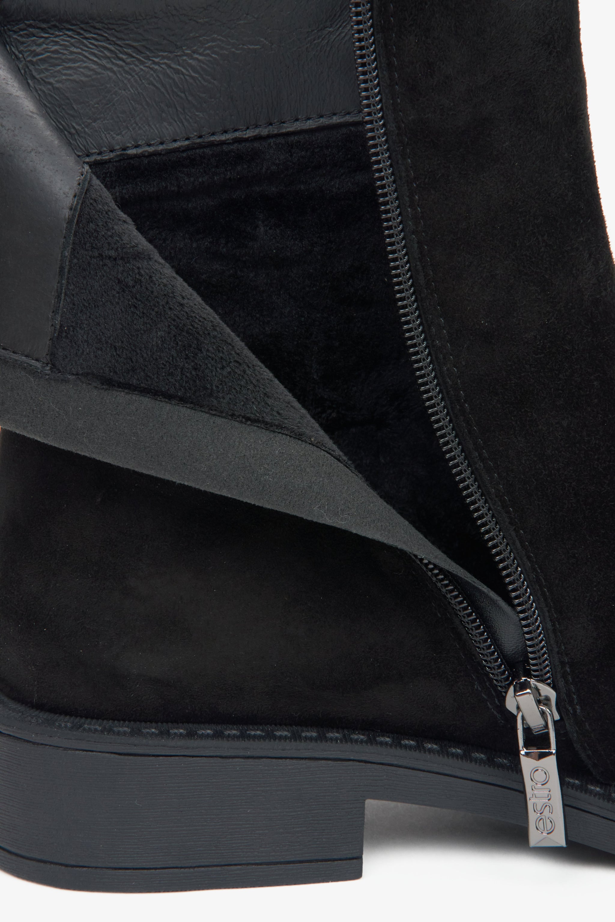Damen-Stiefeletten in Schwarz aus echtem Velours mit leichter Isolierung von Estro – Nahaufnahme des Innenraums des Modells.
