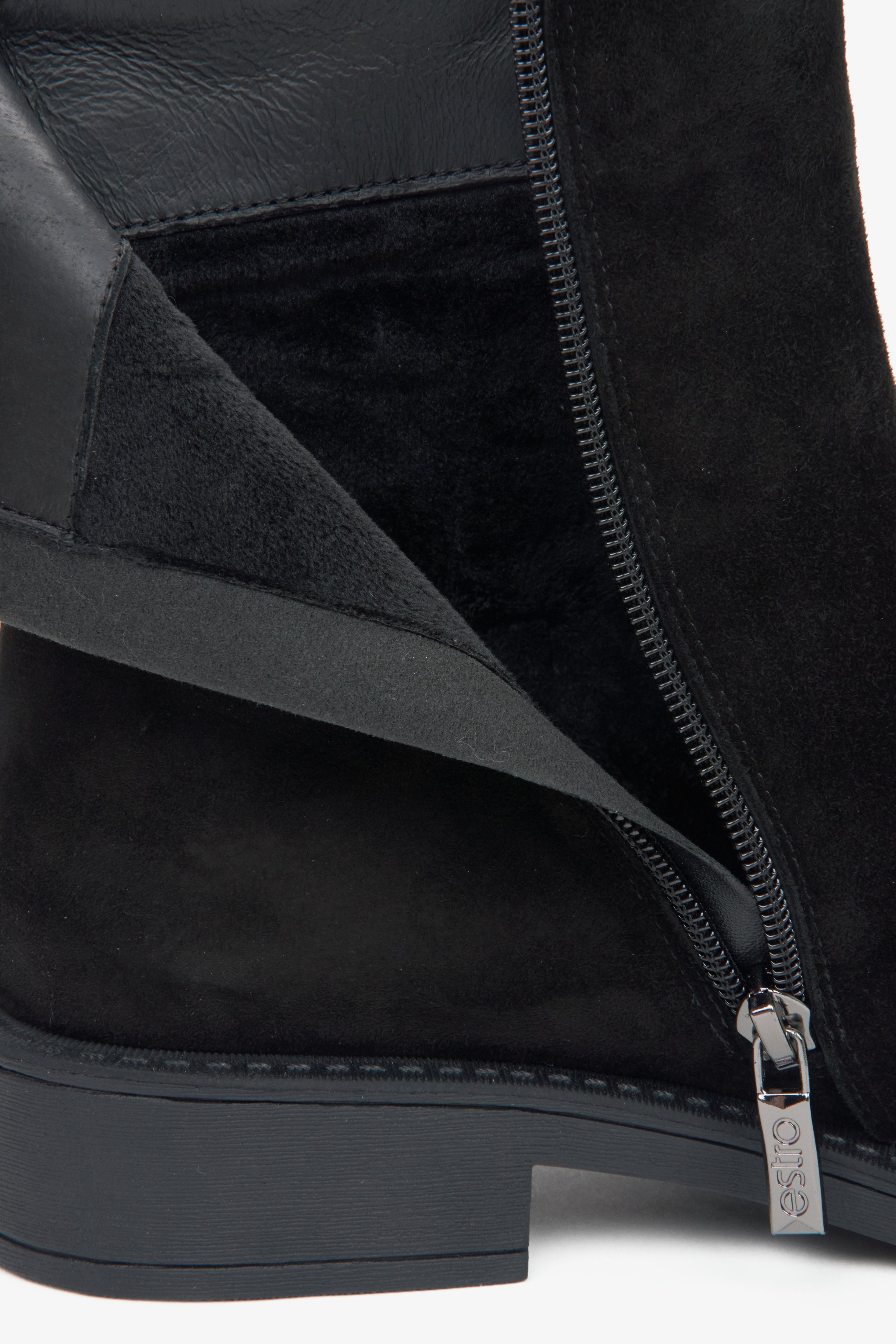 Damen-Stiefeletten in Schwarz aus echtem Velours mit leichter Isolierung von Estro – Nahaufnahme des Innenraums des Modells.