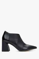 Schwarze Damen-Stiefelette mit spitzer Kappe und stabilem Blockabsatz Estro ER00115907.