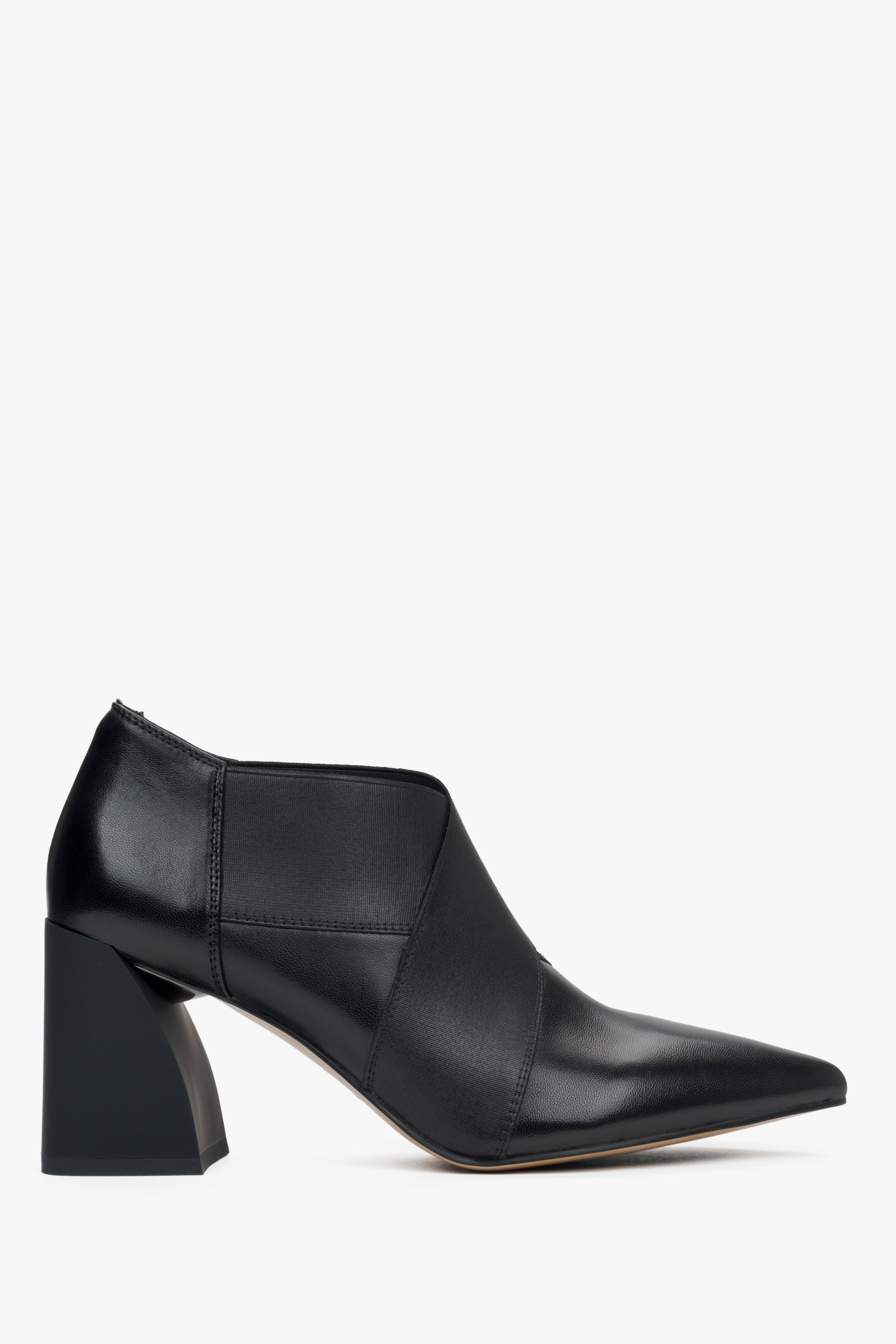 Schwarze Damen-Stiefelette mit spitzer Kappe und stabilem Blockabsatz Estro ER00115907.