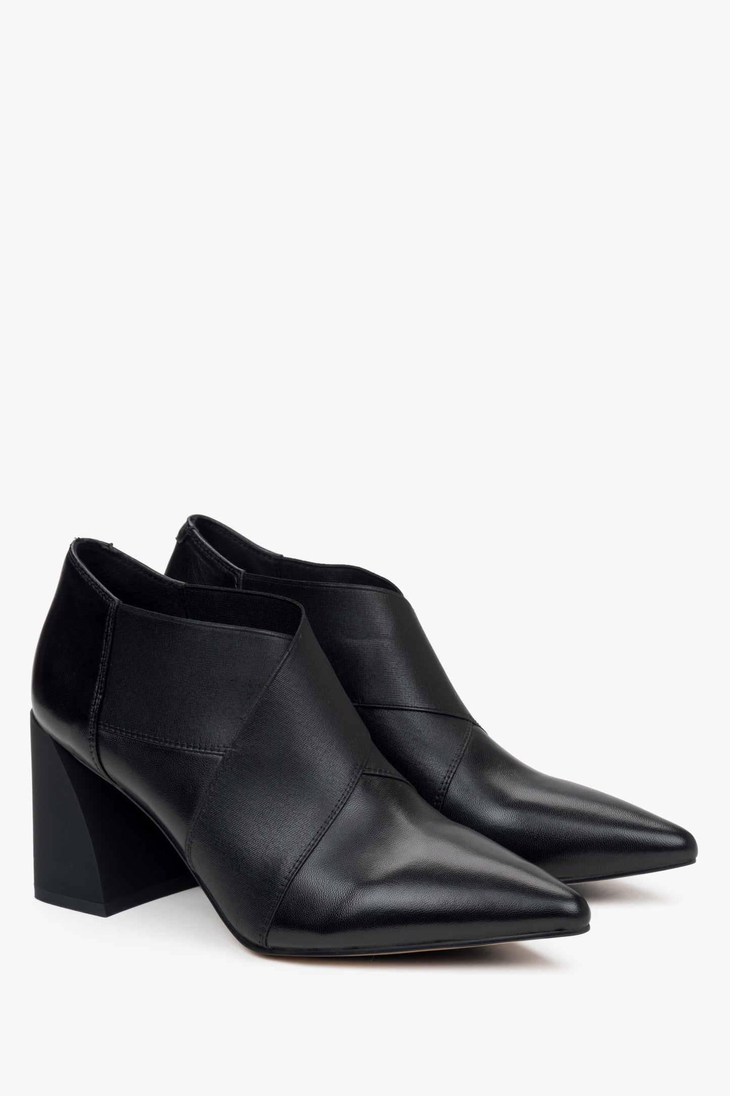 Niedrige Damen-Stiefeletten in Schwarz mit spitzer Kappe und stabilem Blockabsatz – Nahaufnahme des Seitenprofils der Schuhe.
