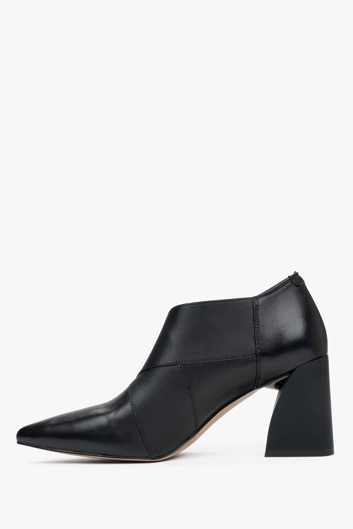 Schwarze Damen-Stiefeletten in Low-Top-Form mit stabilem Blockabsatz und spitzer Kappe – Seitenprofil.