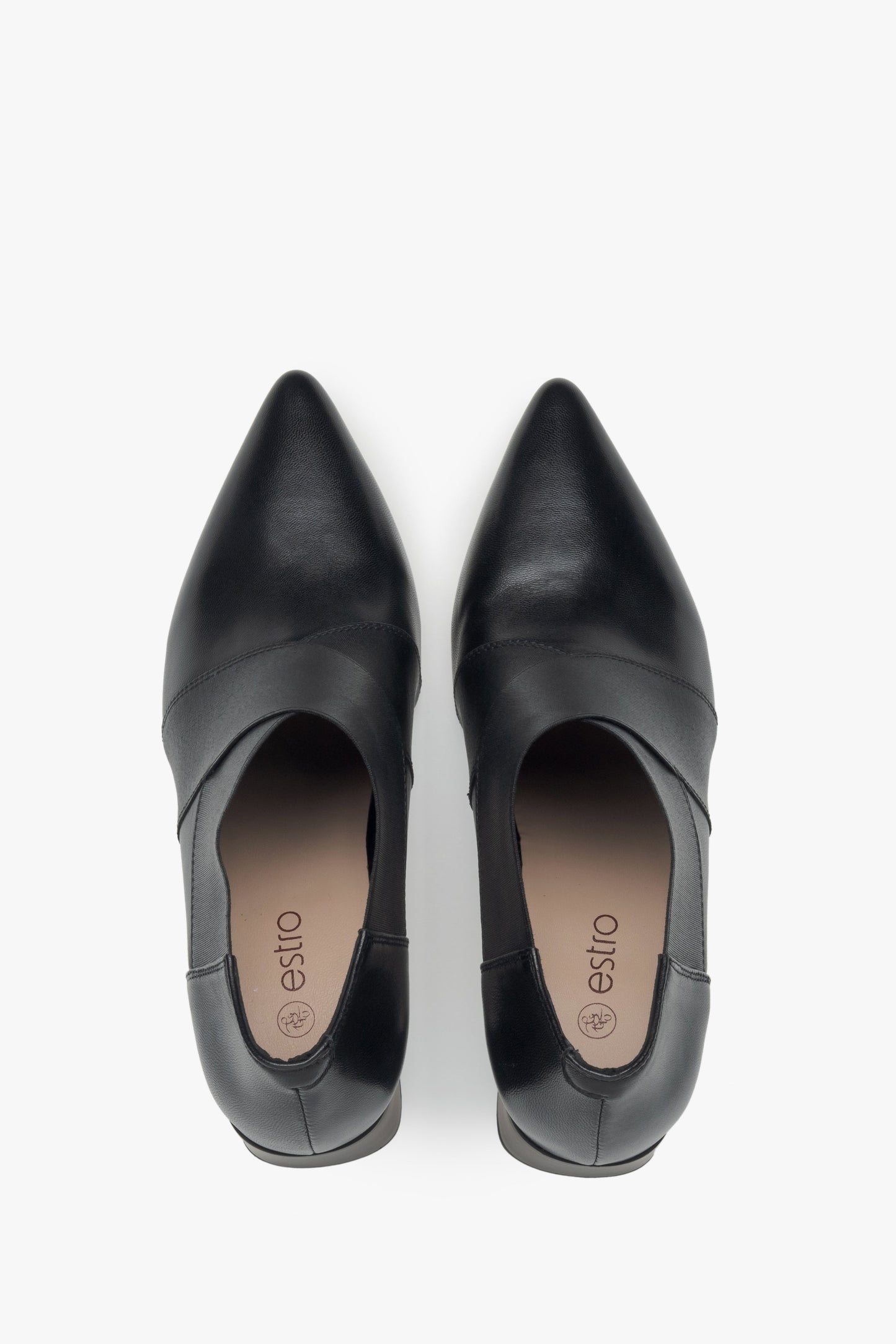 Schwarze Damen-Stiefeletten in Low-Top-Form mit spitzer Kappe und stabilem Blockabsatz – Draufsicht.