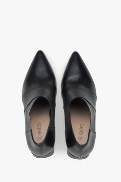 Schwarze Damen-Stiefeletten in Low-Top-Form mit spitzer Kappe und stabilem Blockabsatz – Draufsicht.