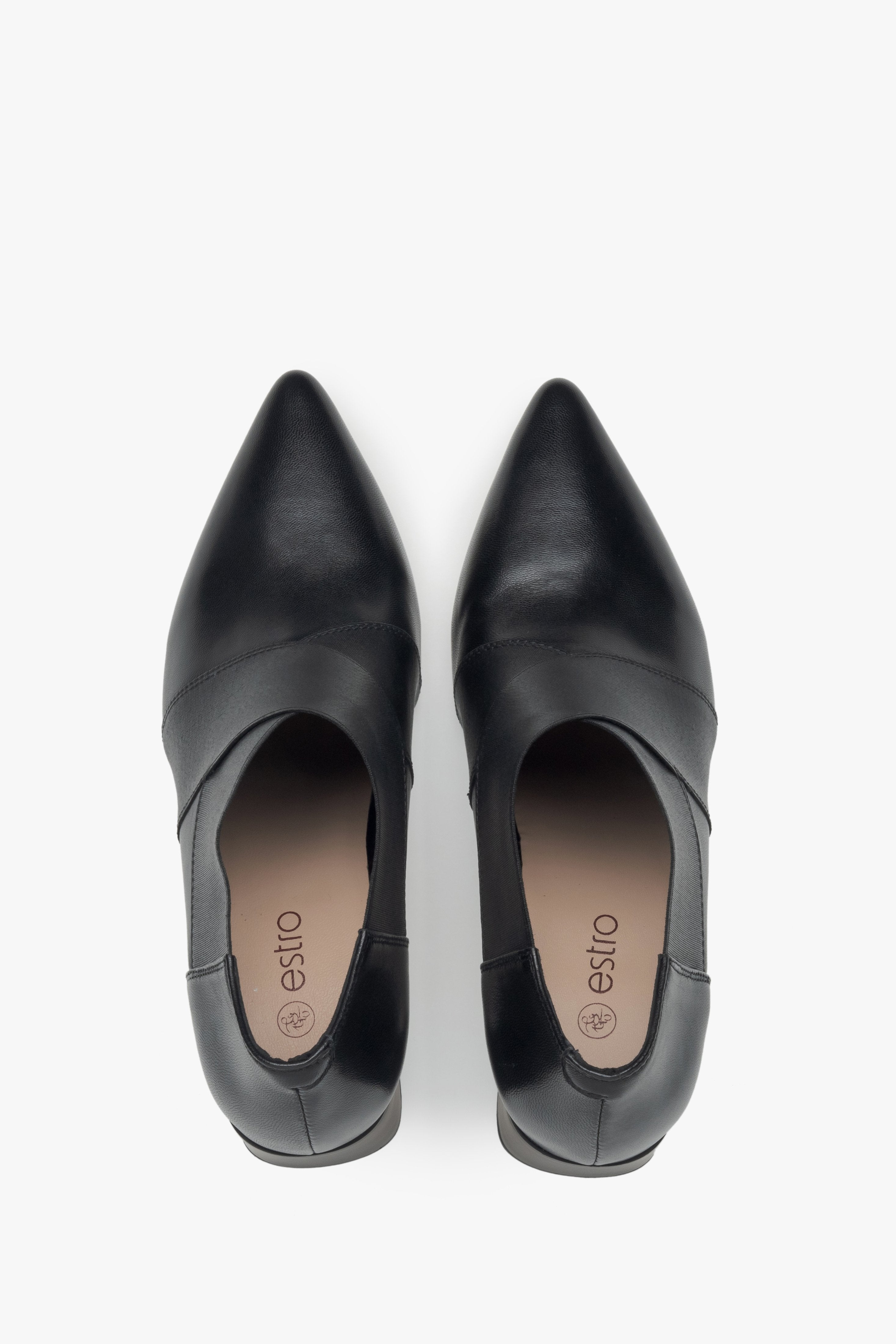 Schwarze Damen-Stiefeletten in Low-Top-Form mit spitzer Kappe und stabilem Blockabsatz – Draufsicht.