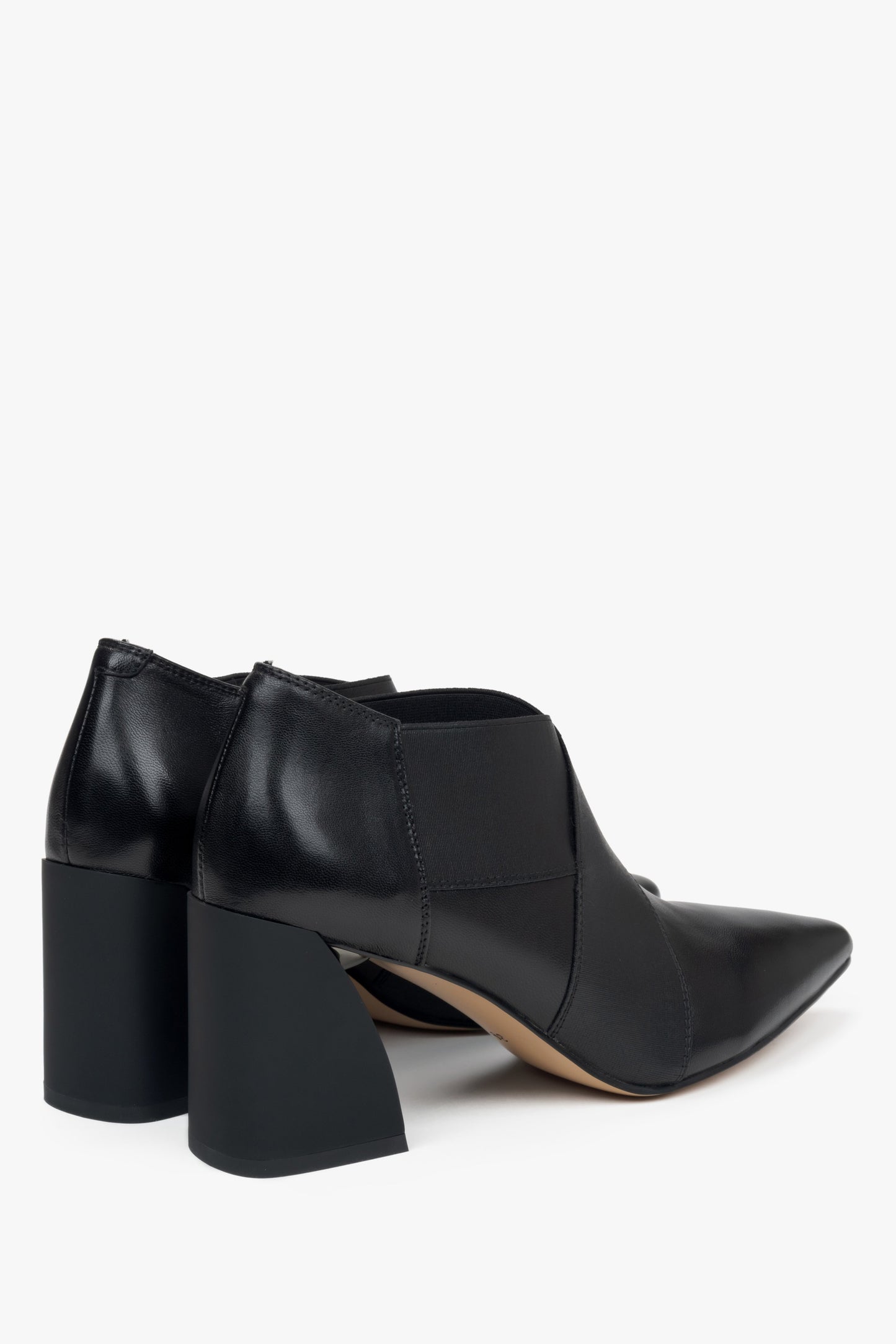 Niedrige Damen-Stiefeletten in Schwarz mit spitzer Kappe und stabilem Blockabsatz – Nahaufnahme des Absatzes und des Seitenprofils der Schuhe.