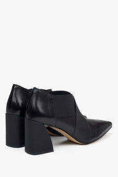 Niedrige Damen-Stiefeletten in Schwarz mit spitzer Kappe und stabilem Blockabsatz – Nahaufnahme des Absatzes und des Seitenprofils der Schuhe.