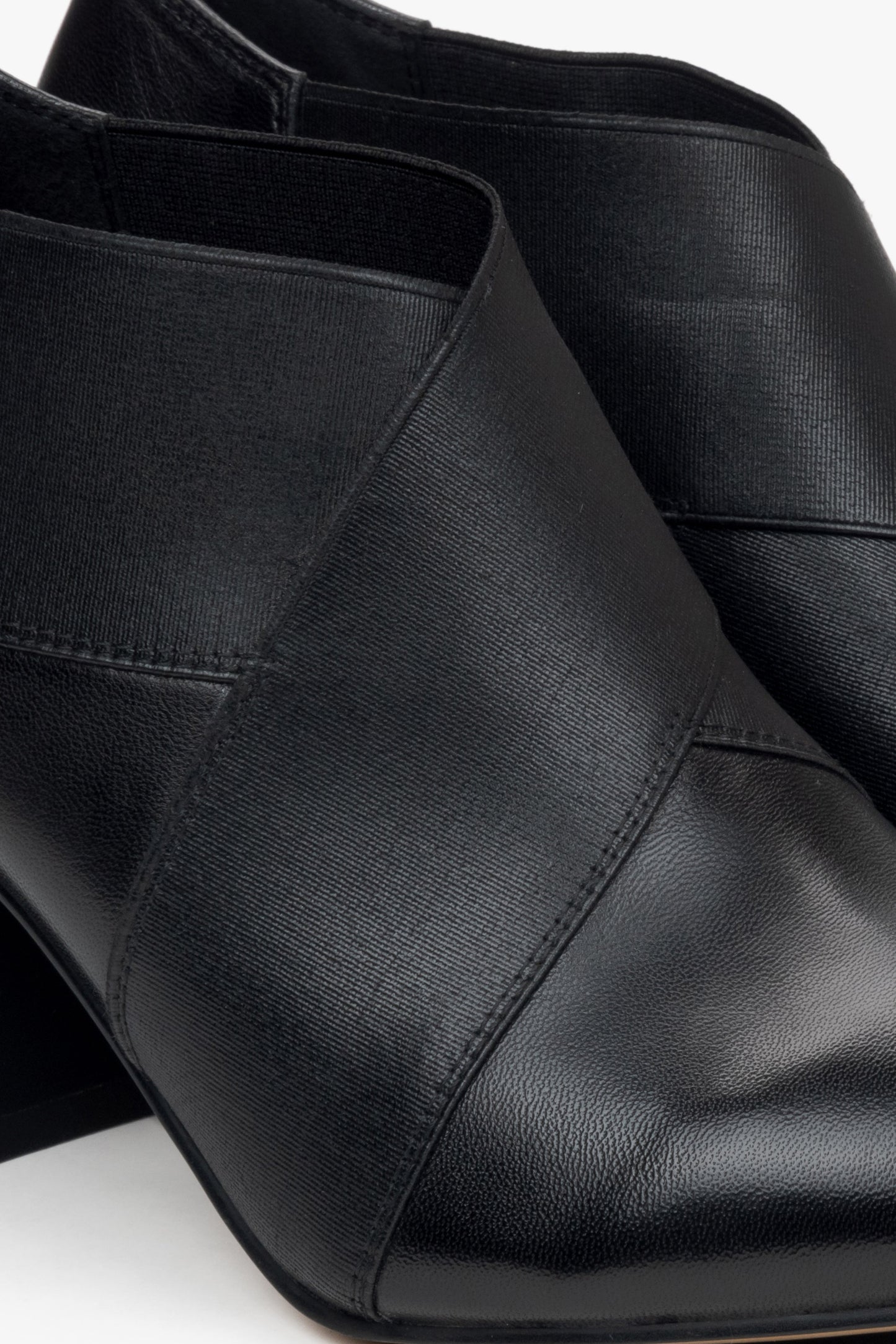 Niedrige schwarze Damen-Stiefeletten mit spitzer Kappe und stabilem Blockabsatz – Nahaufnahme der Details.