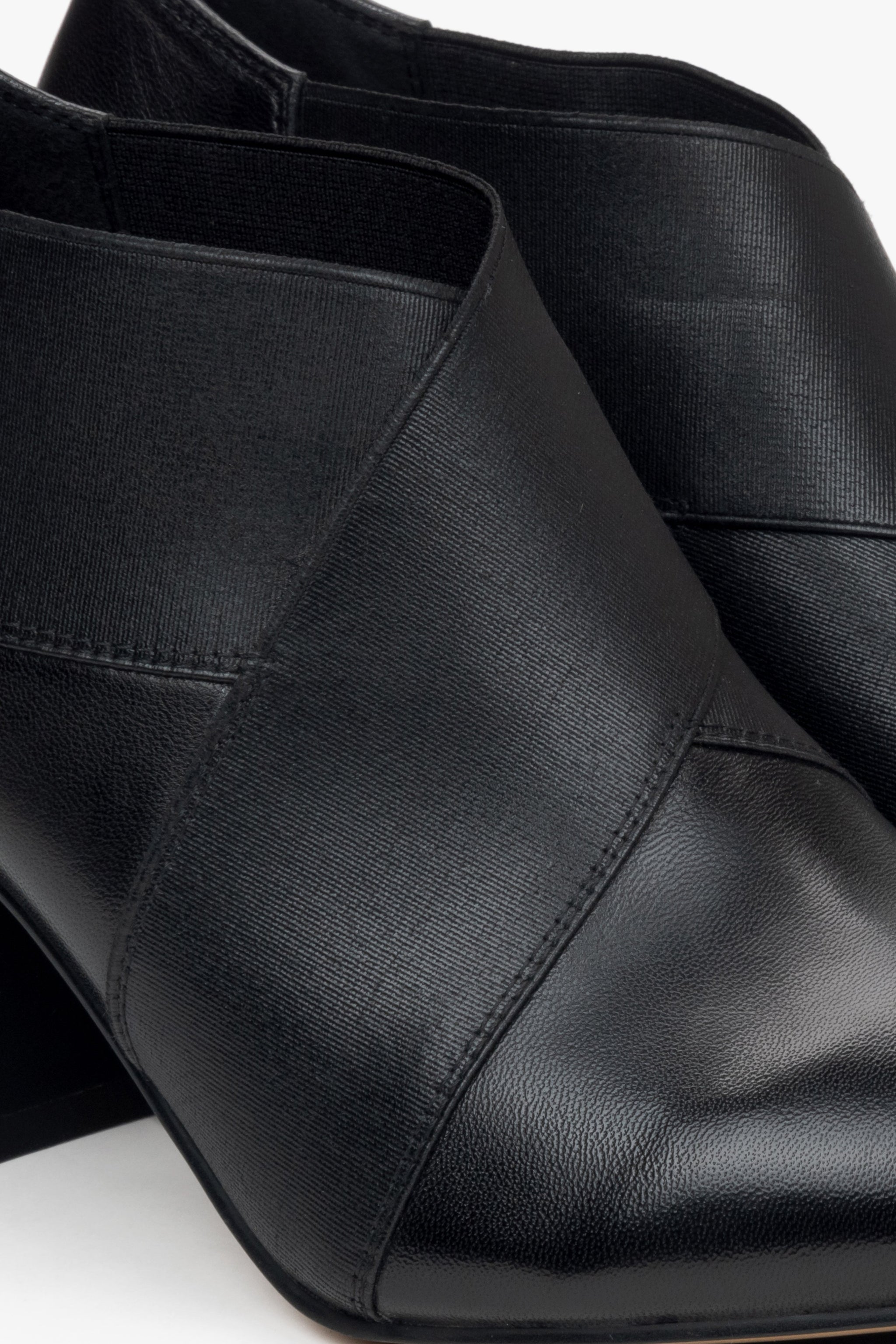 Niedrige schwarze Damen-Stiefeletten mit spitzer Kappe und stabilem Blockabsatz – Nahaufnahme der Details.