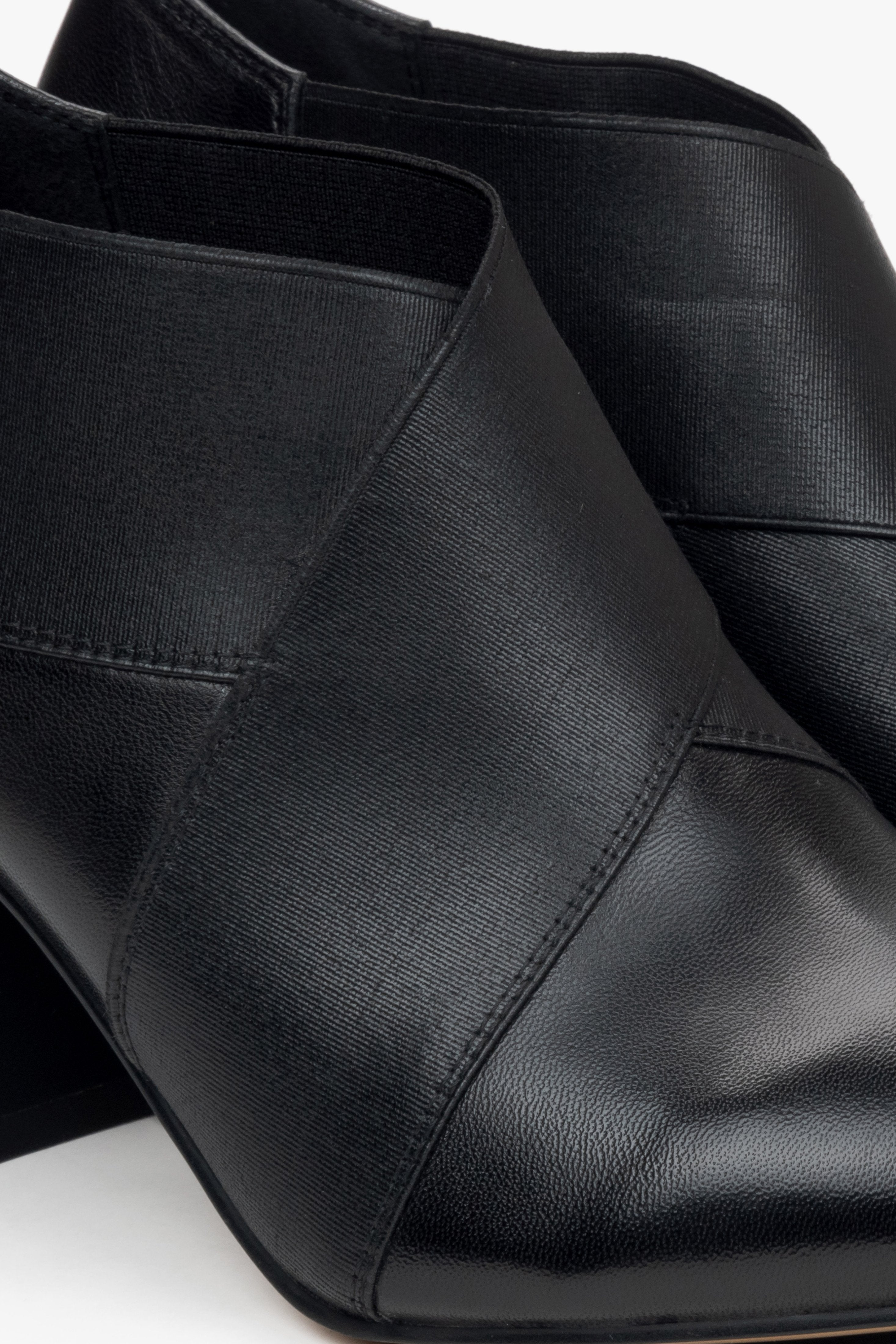 Niedrige schwarze Damen-Stiefeletten mit spitzer Kappe und stabilem Blockabsatz – Nahaufnahme der Details.