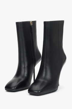 Klassische Schrägansicht der schwarzen Leder-Stiefeletten 