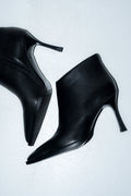 Künstlerische Draufsicht (Flatlay) der beiden Stiefel auf hellem Untergrund 