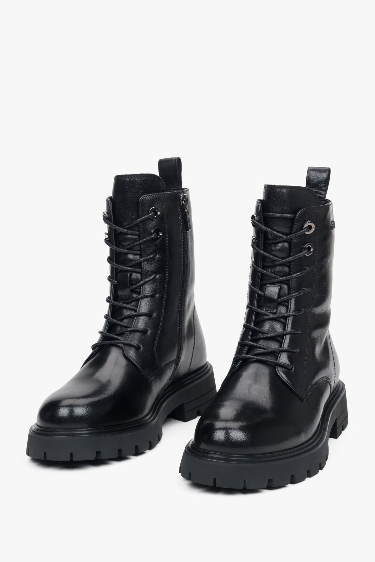 Frontale Ansicht der schwarzen Winterboots zur Veranschaulichung der markanten Silhouette