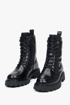 Frontale Ansicht der schwarzen Winterboots zur Veranschaulichung der markanten Silhouette