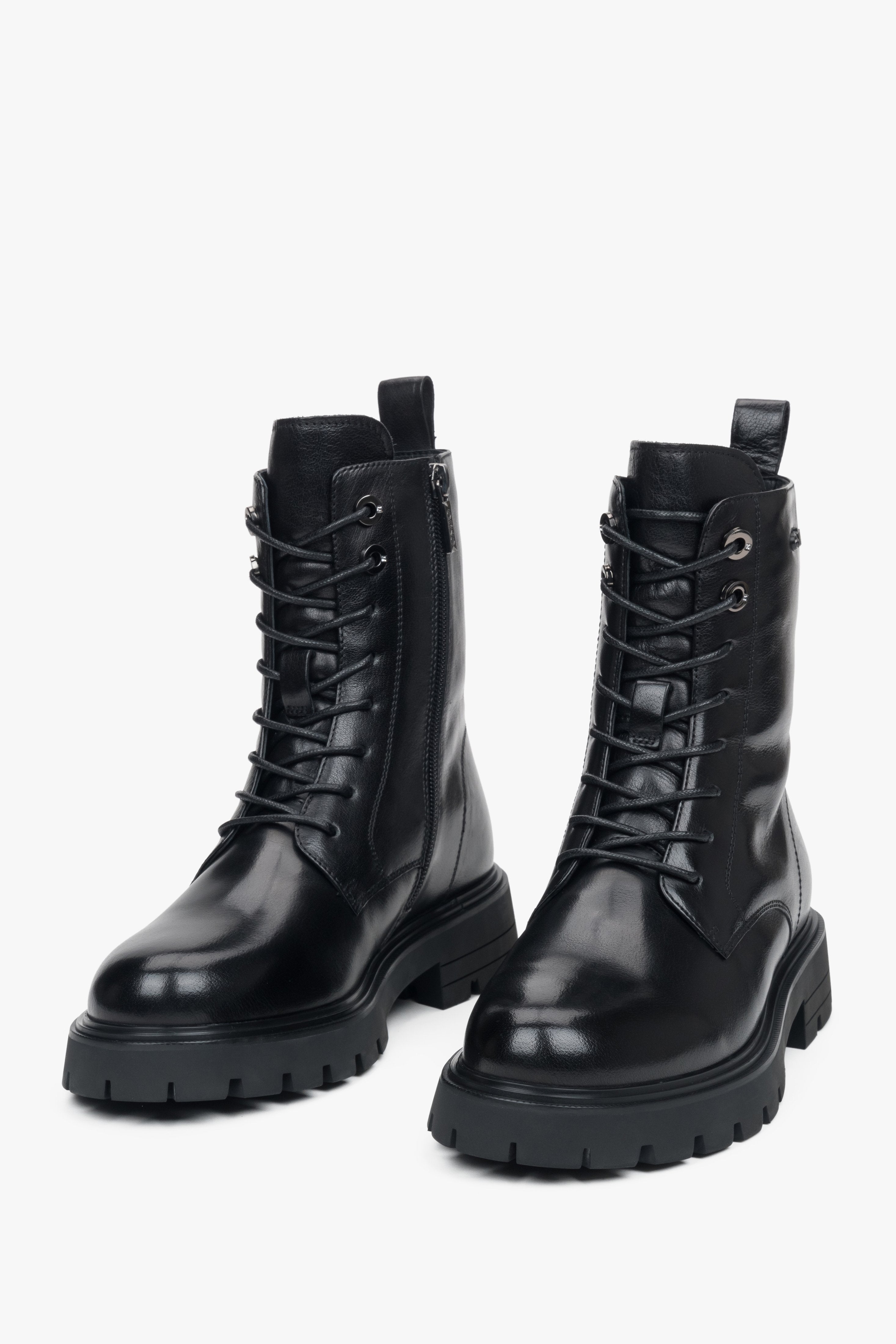Frontale Ansicht der schwarzen Winterboots zur Veranschaulichung der markanten Silhouette