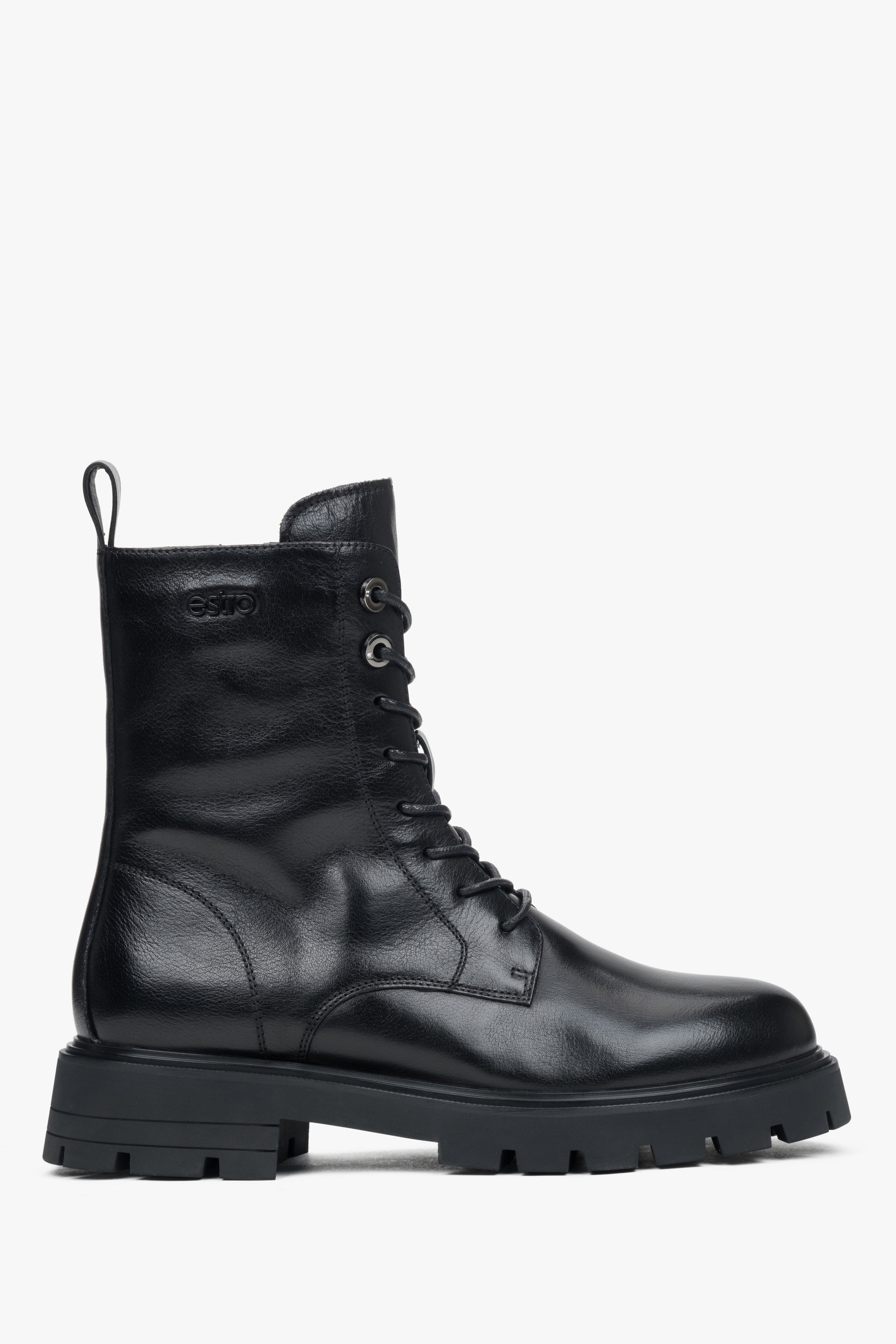 Seitenansicht der Leder-Stiefelette mit bequemer Plateausohle und Blockabsatz