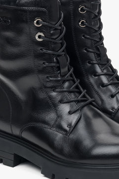 Nahaufnahme der Schnürung und des weichen Leder-Schafts der schwarzen Damen-Boots
