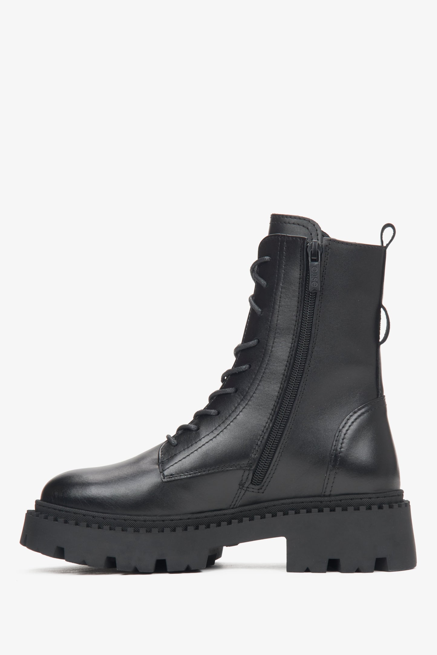 Damen-Stiefeletten aus schwarzem italienischem Echtleder von Estro – Seitenansicht des Schuhs.