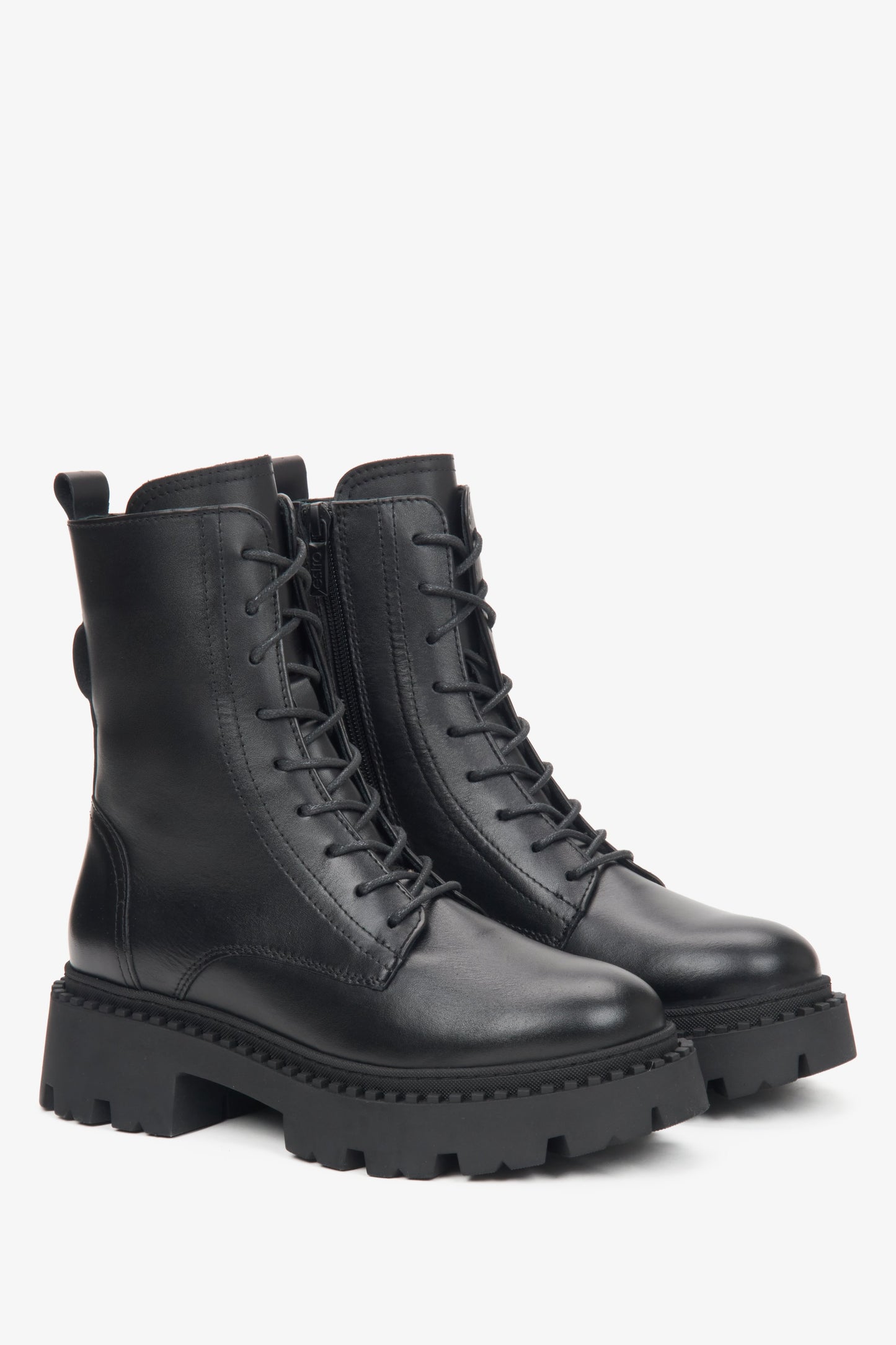 Damen-Stiefeletten aus schwarzem Leder von Estro.