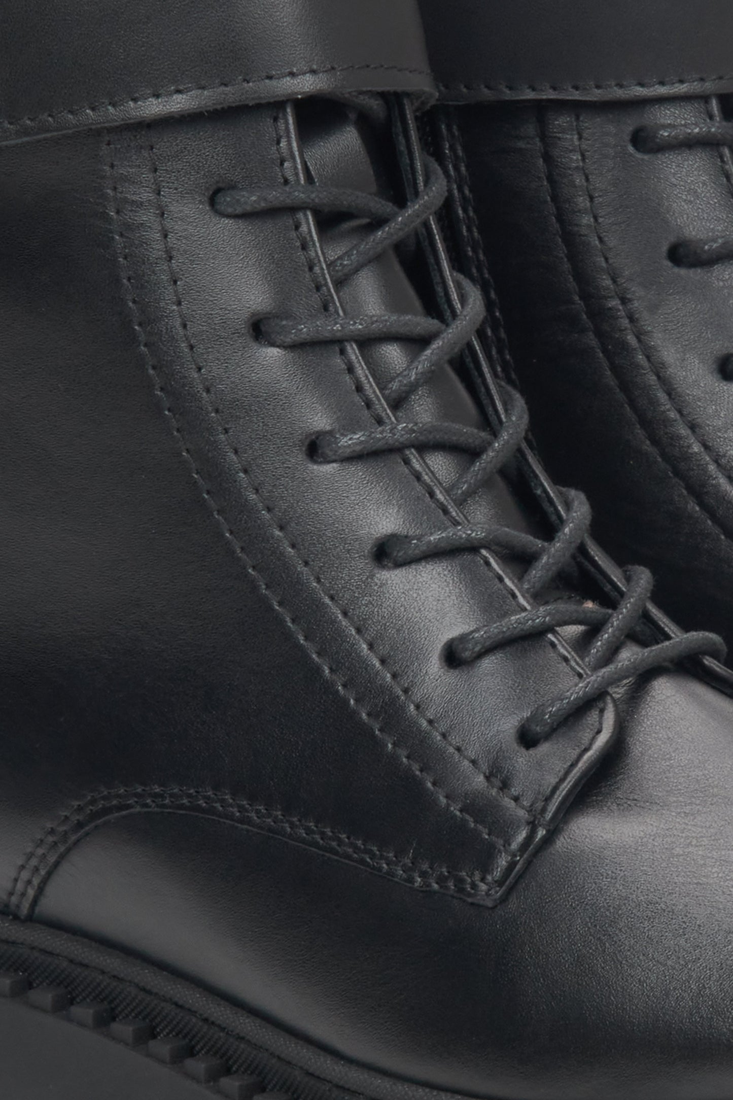 Schwarze Leder-Stiefeletten von Estro – Details.