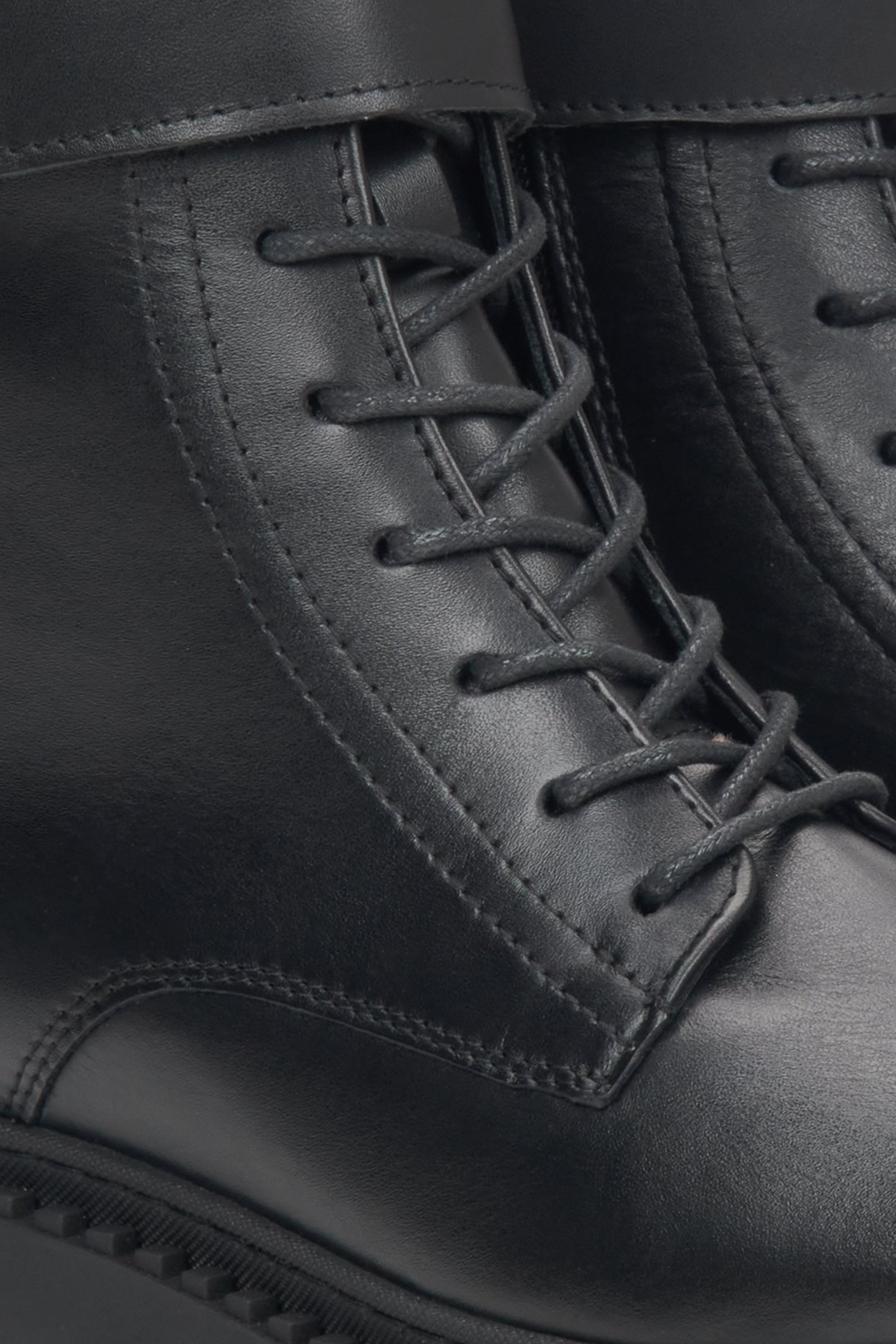 Schwarze Leder-Stiefeletten von Estro – Details.