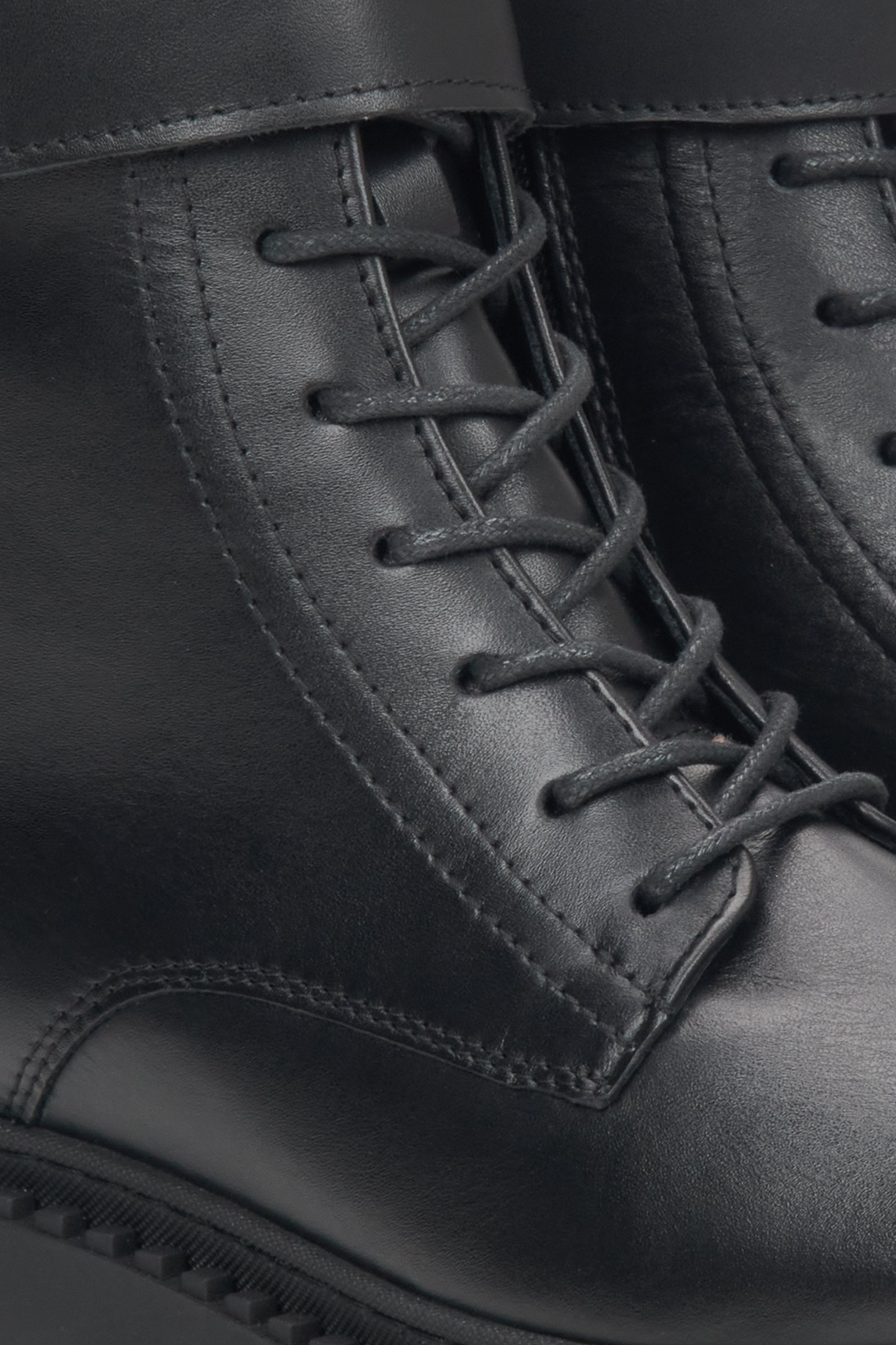 Schwarze Leder-Stiefeletten von Estro – Details.